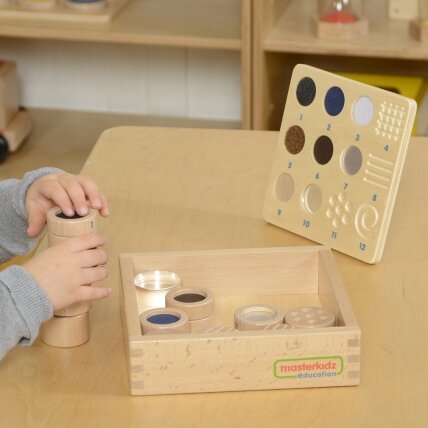 Atspėk liesdamas: medžiaga ir tekstūra – 12 elementų Montessori 2