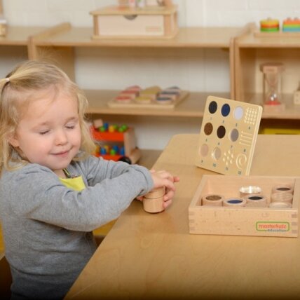 Atspėk liesdamas: medžiaga ir tekstūra – 12 elementų Montessori 4 Atspėk liesdamas: medžiaga ir tekstūra – 12 elementų Montessori 4