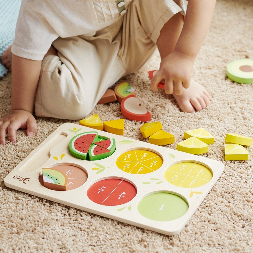 CLASSIC WORLD Mediniai vaisiai pjaustymui su lipukais + trupmenų ir dalybos mokymasis MONTESSORI 23 el. 1 CLASSIC WORLD Mediniai vaisiai pjaustymui su lipukais + trupmenų ir dalybos mokymasis MONTESSORI 23 el. 1