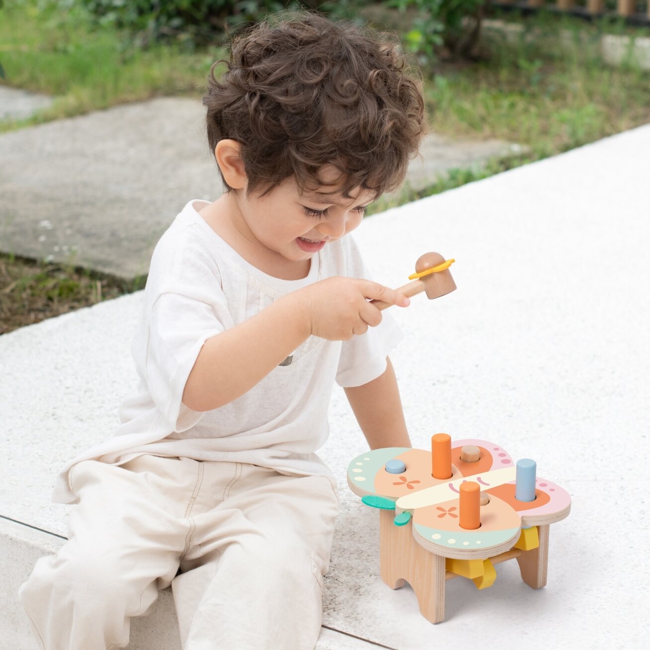 CLASSIC WORLD Montessori pastelinė kalamųjų kaištukų dėlionė Drugelis su plaktuku 8 el. 1