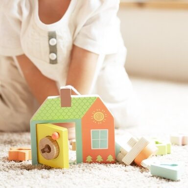 CLASSIC WORLD Medinė pervėrimo dėlionė – suveriami kaladėliai, raktai ir durys MONTESSORI 11 el.