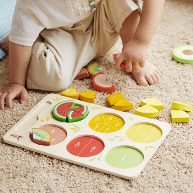 CLASSIC WORLD Mediniai vaisiai pjaustymui su lipukais + trupmenų ir dalybos mokymasis MONTESSORI 23 el.