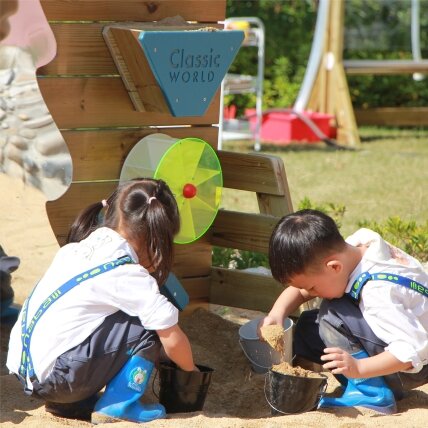 CLASSIC WORLD EDU  Medinė sienelė žaidimams su smėliu su suoliuku ir veidrodžiu 4