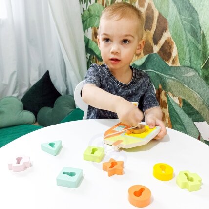CLASSIC WORLD Medinė pervėrimo dėlionė – suveriami kaladėliai, raktai ir durys MONTESSORI 11 el. 10