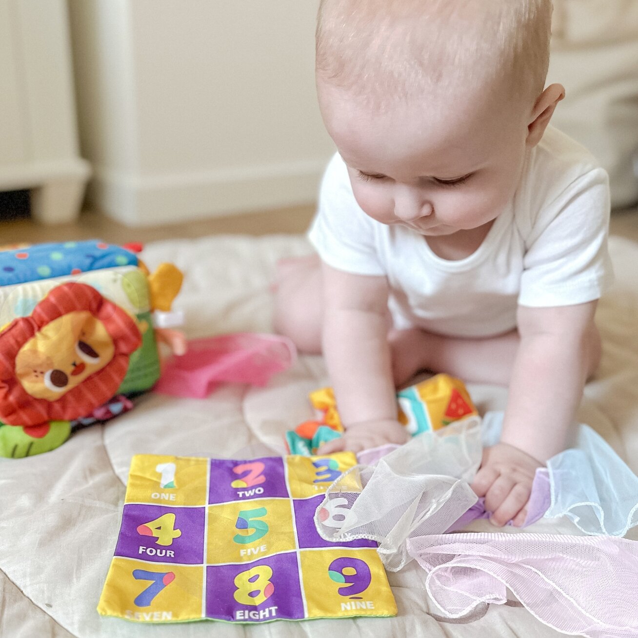 WOOPIE BABY edukacinis sensorinis žaislas Ponia Etiketė Servetėlių dėžutė 4 WOOPIE BABY edukacinis sensorinis žaislas Ponia Etiketė Servetėlių dėžutė 4