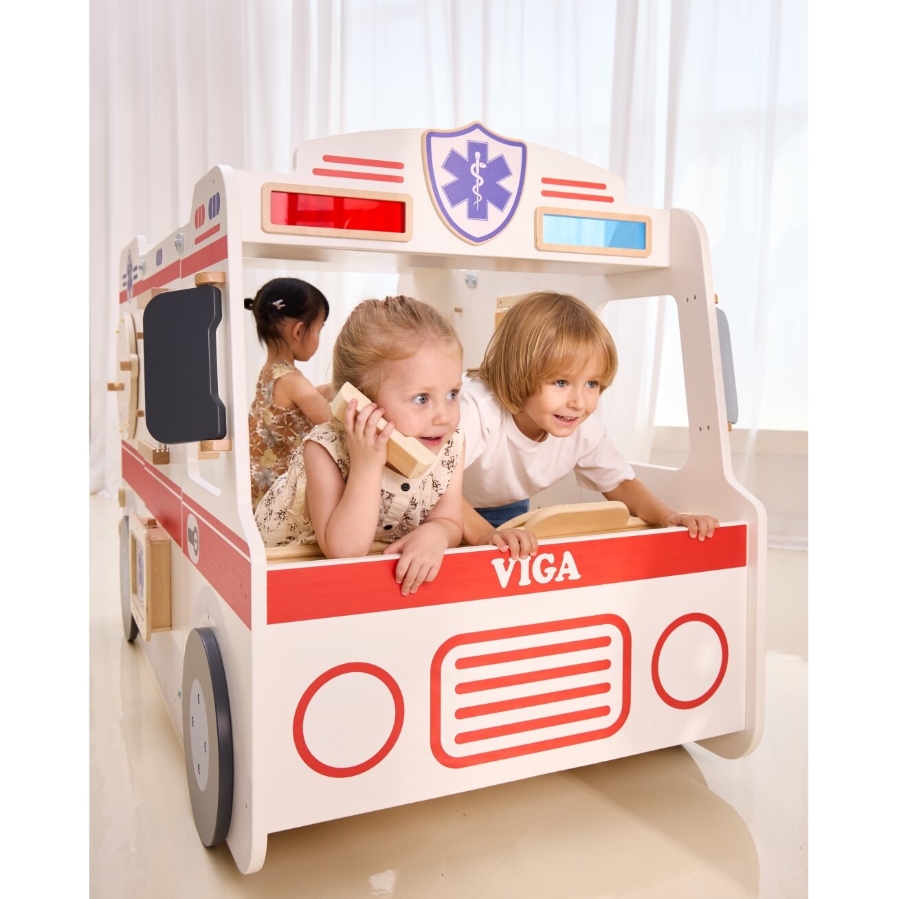 VIGA Didelis medinis greitosios pagalbos automobilis – mažųjų gelbėtojų rinkinys, priedai 25 vnt. 6 VIGA Didelis medinis greitosios pagalbos automobilis – mažųjų gelbėtojų rinkinys, priedai 25 vnt. 6