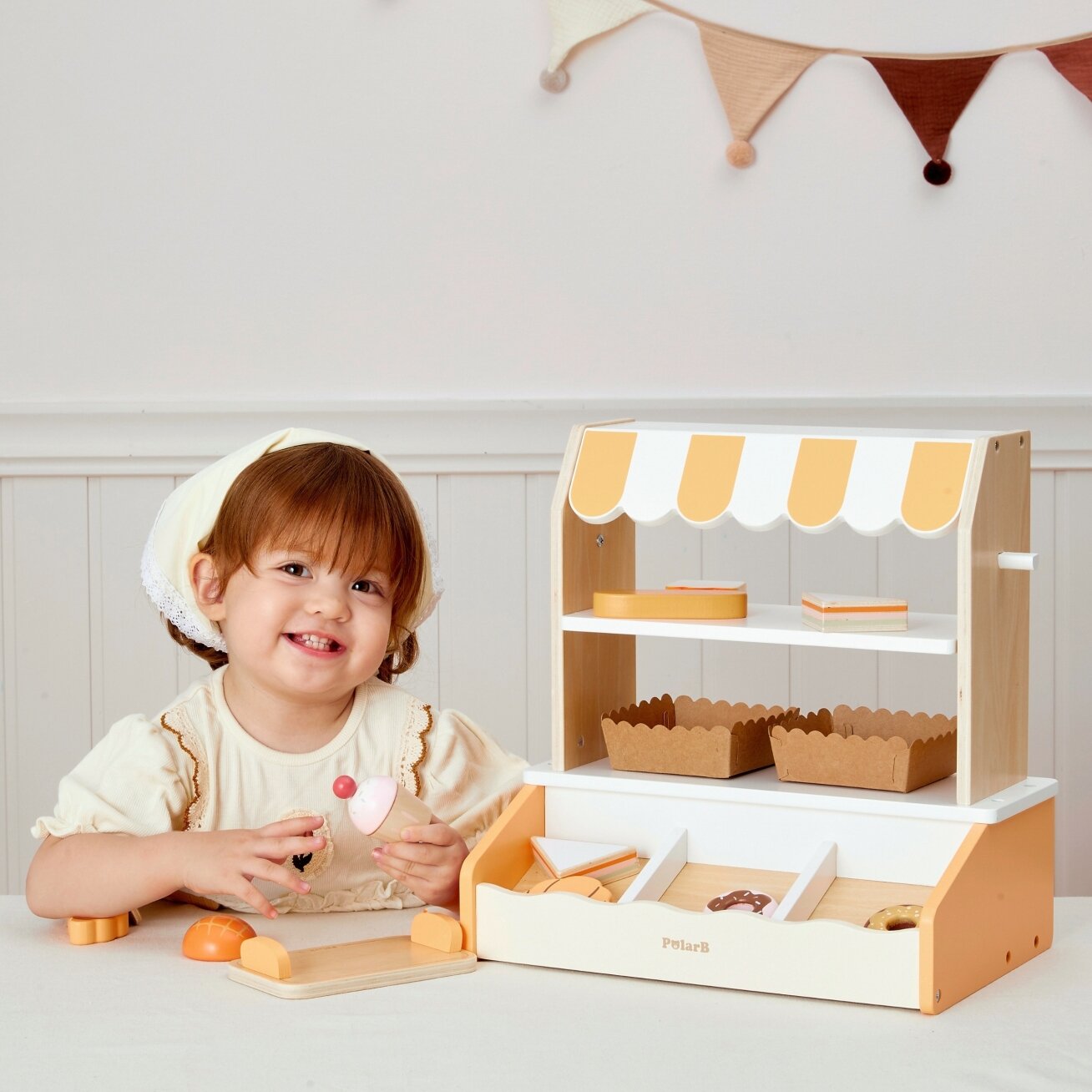 VIGA medinė mini kepyklėlė – parduotuvėlė / prekystalis su kepiniais, 16 vnt. 5 VIGA medinė mini kepyklėlė – parduotuvėlė / prekystalis su kepiniais, 16 vnt. 5