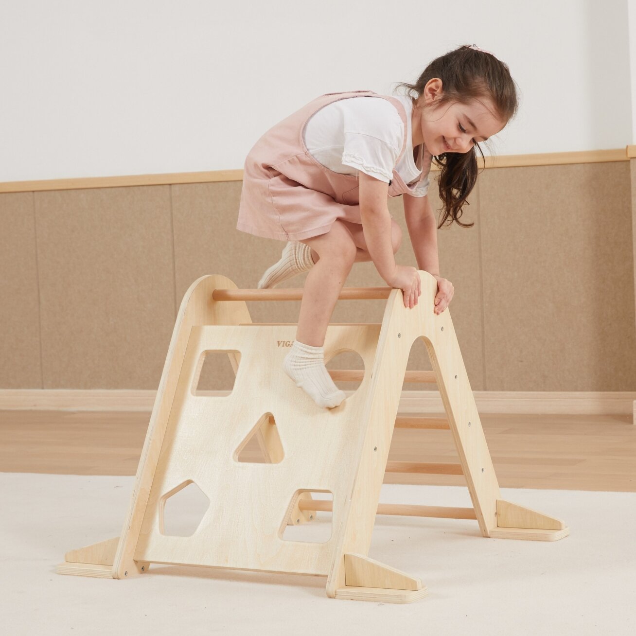VIGA medinės Pikler kopėtėlės – laipiojimo trikampis Montessori 1 VIGA medinės Pikler kopėtėlės – laipiojimo trikampis Montessori 1