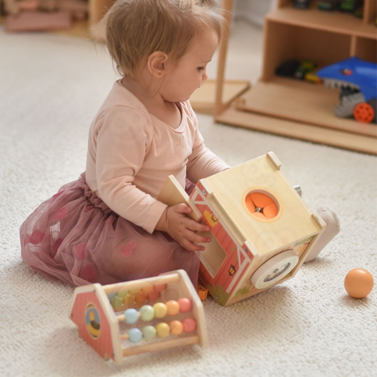 TOOKY TOY Medinė veiklų daržinė – rūšiuoklis, skaitliukas Montessori 3
