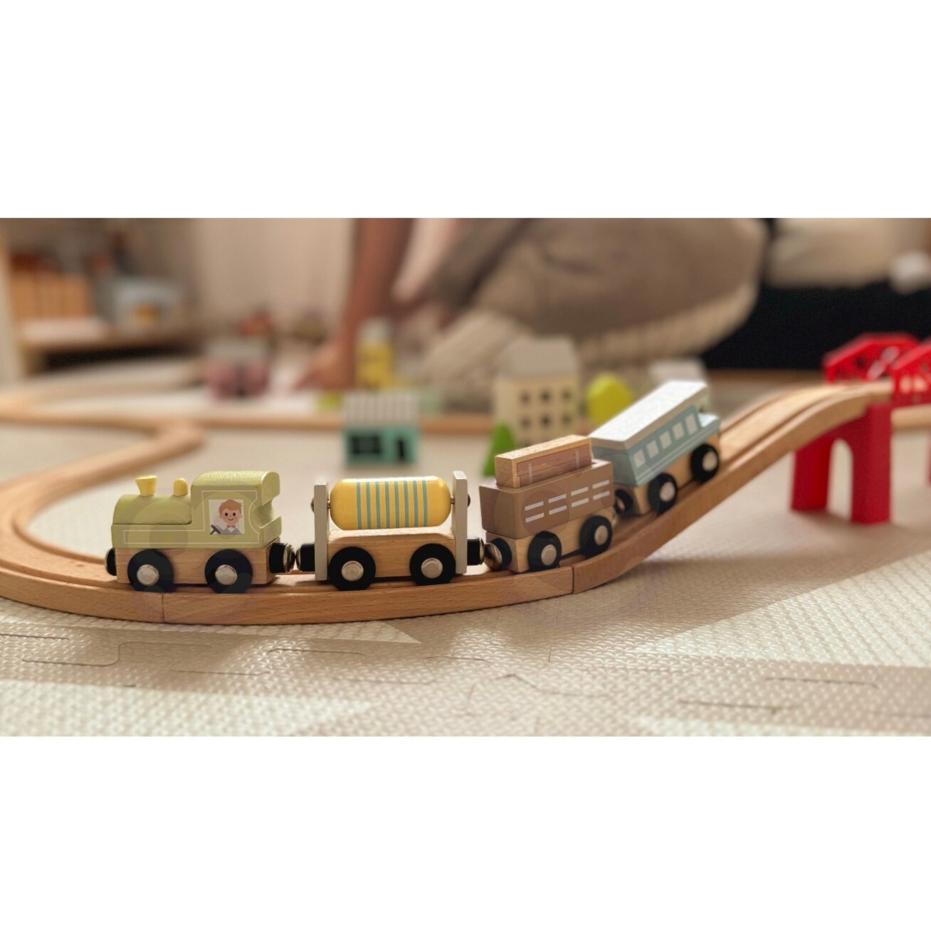 TOOKY TOY Medinės transporto priemonės – vagonėliai su magnetais 4 TOOKY TOY Medinės transporto priemonės – vagonėliai su magnetais 4