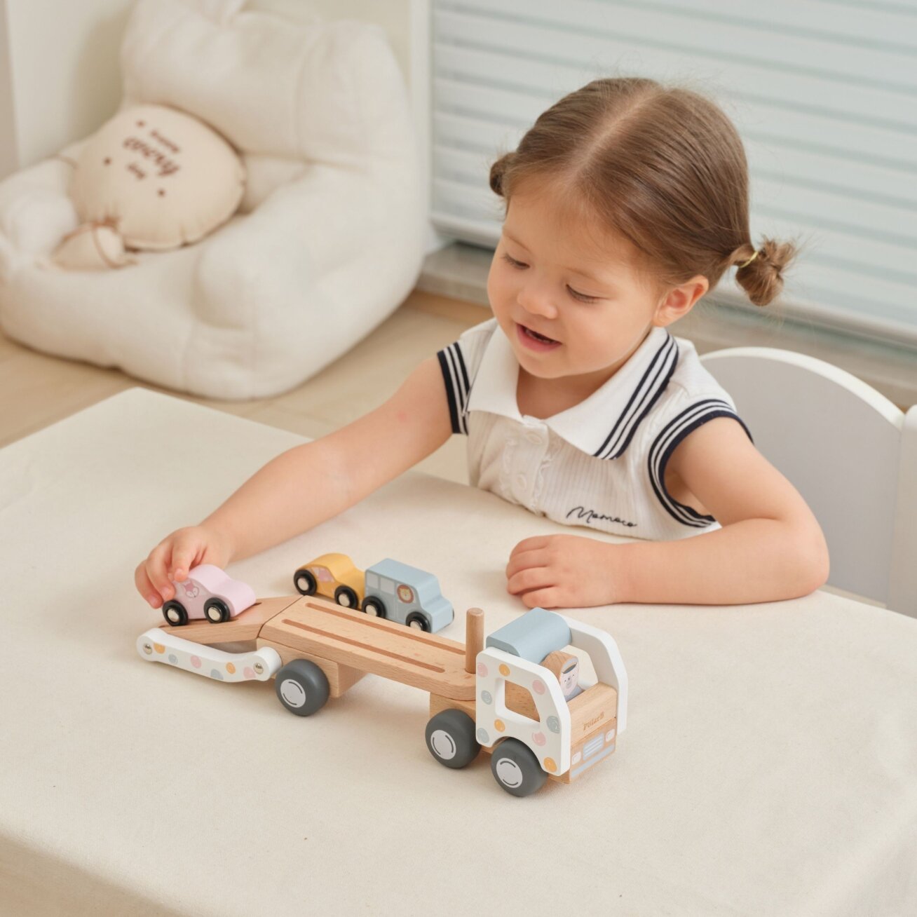 VIGA PolarB medinis autovežis transporteris 3 automobiliukai su vairuotoju 18m+ 2 VIGA PolarB medinis autovežis transporteris 3 automobiliukai su vairuotoju 18m+ 2