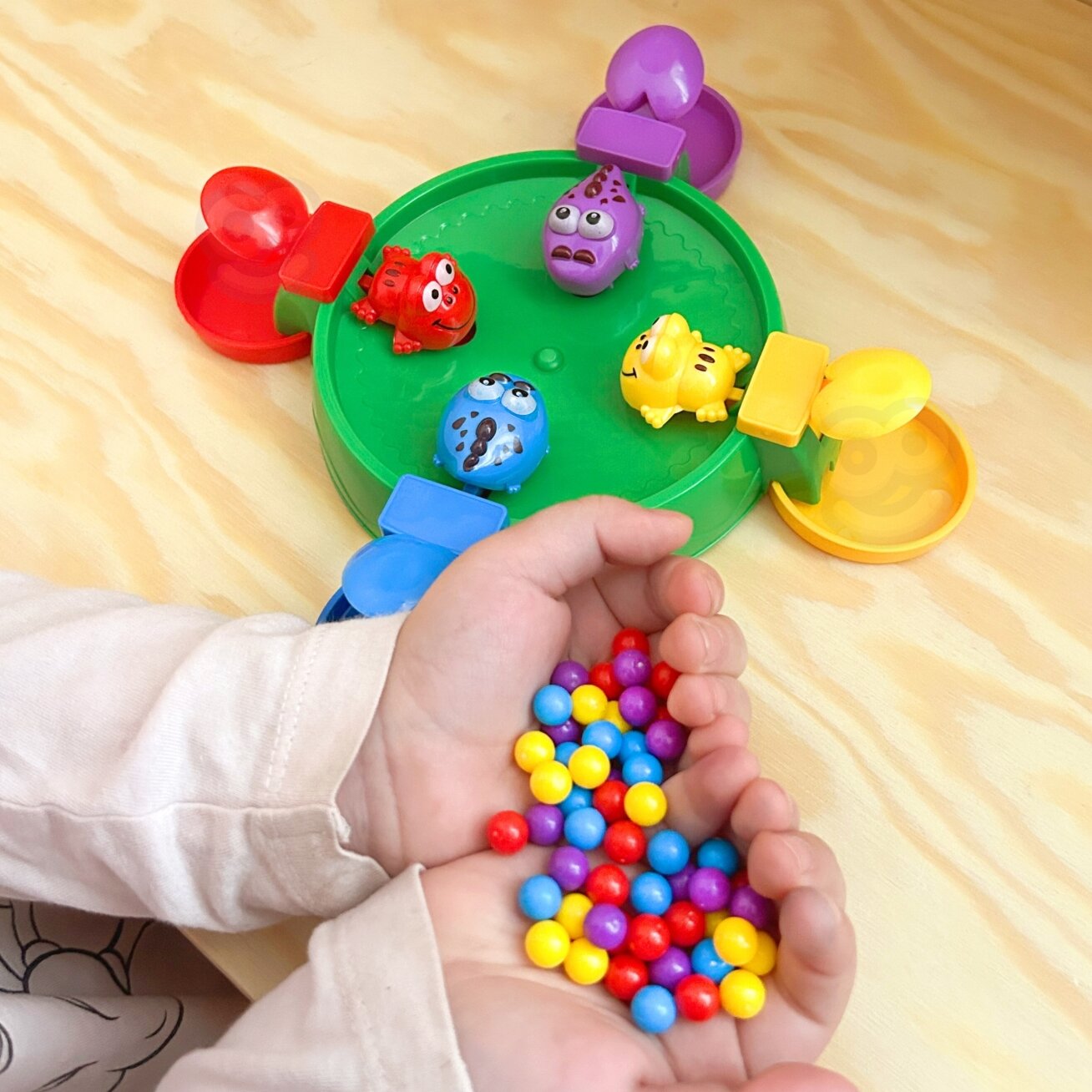 WOOPIE Vikrumo stalo žaidimas ALKANI LINKSMAI VARLYTĖS IR KROKODILIUKAI 3+ 4 WOOPIE Vikrumo stalo žaidimas ALKANI LINKSMAI VARLYTĖS IR KROKODILIUKAI 3+ 4