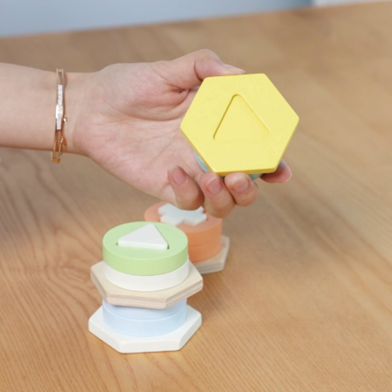 CLASSIC WORLD Montessori formų ir spalvų rūšiuoklis – bokšto dėlionė 3