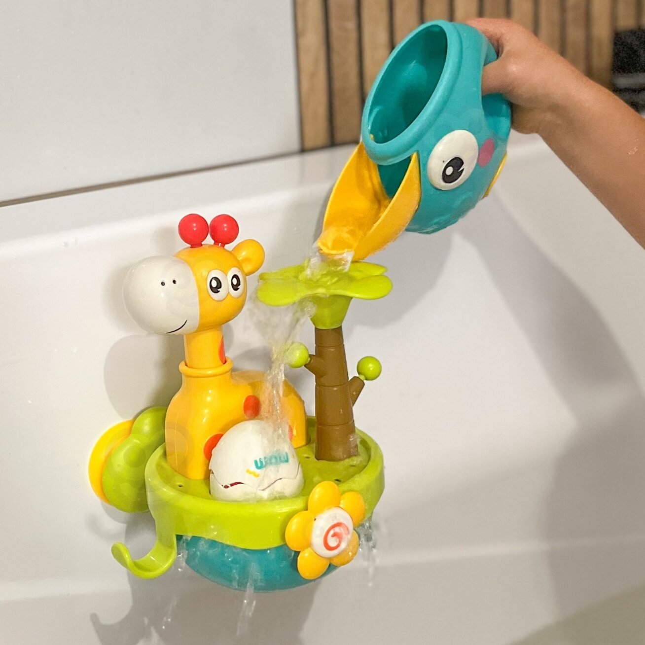 WOOPIE BABY vonios žaislas žirafa su piltuvėliu ir siurbtuku 1