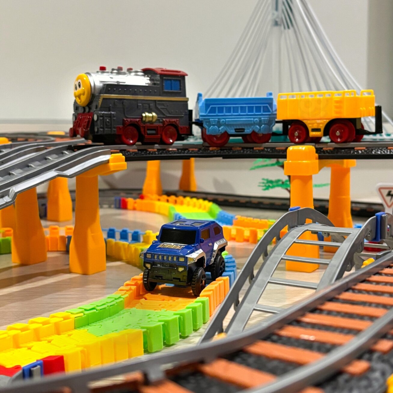 WOOPIE Elektrinis traukinukas Lenktynių trasa 2in1 Traukinys Viadukas Automobilis XXL 192 el. 6