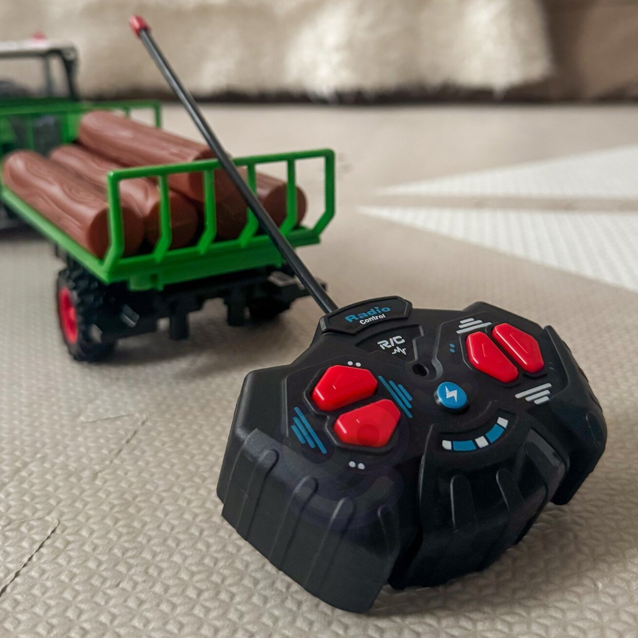WOOPIE Nuotoliniu pultu valdomas RC traktorius su priekaba - mastelis 1:24 4 WOOPIE Nuotoliniu pultu valdomas RC traktorius su priekaba - mastelis 1:24 4