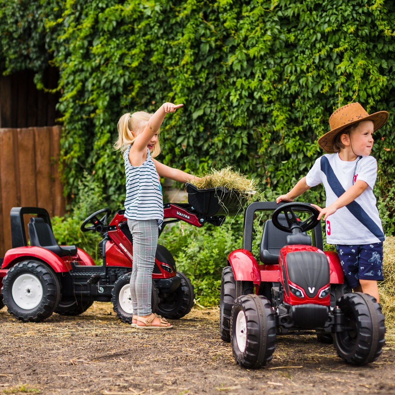 FALK pedalinis traktorius Valtra S4 su kaušu ir priekaba 3–7 m. 2 FALK pedalinis traktorius Valtra S4 su kaušu ir priekaba 3–7 m. 2