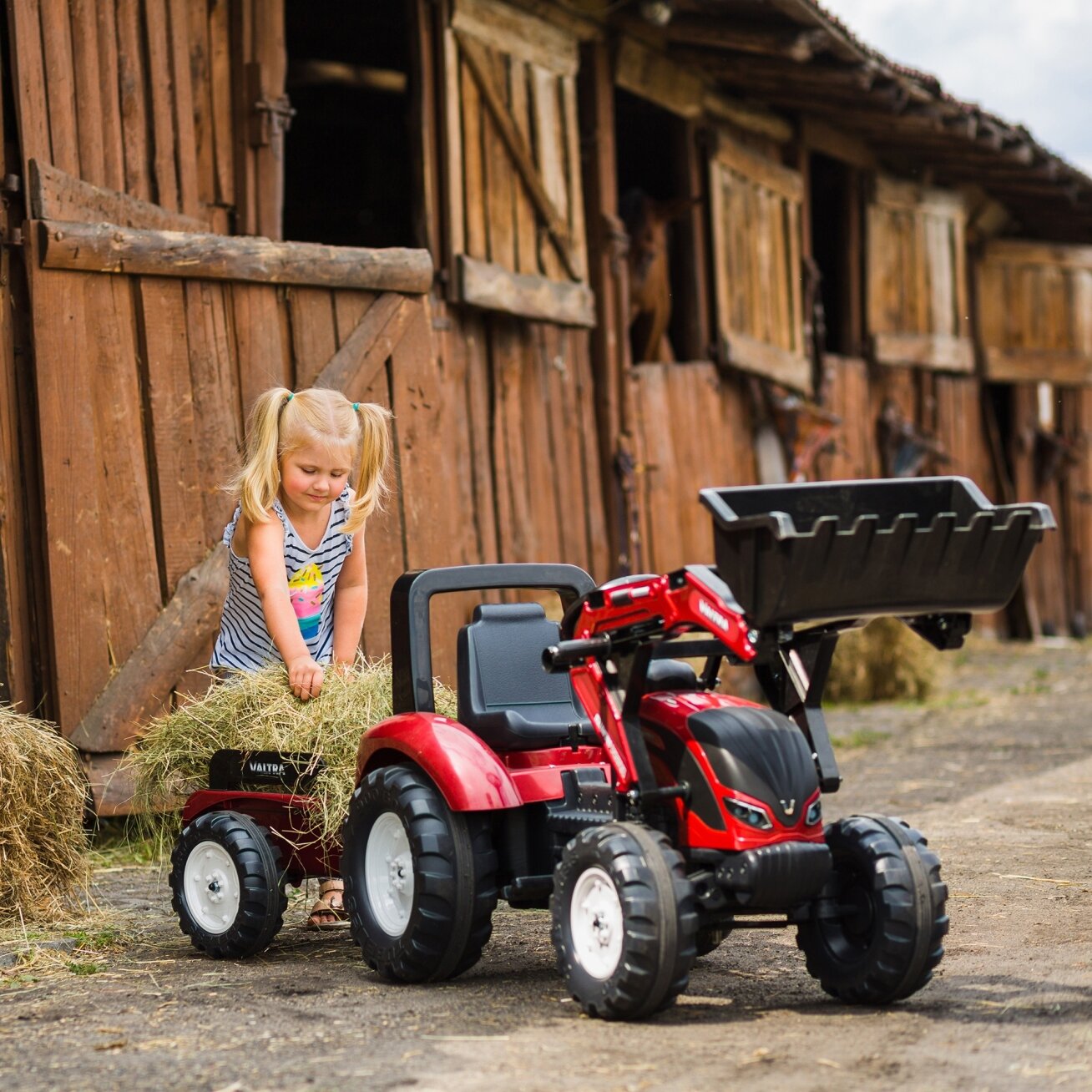 FALK pedalinis traktorius Valtra S4 su kaušu ir priekaba 3–7 m. 5 FALK pedalinis traktorius Valtra S4 su kaušu ir priekaba 3–7 m. 5