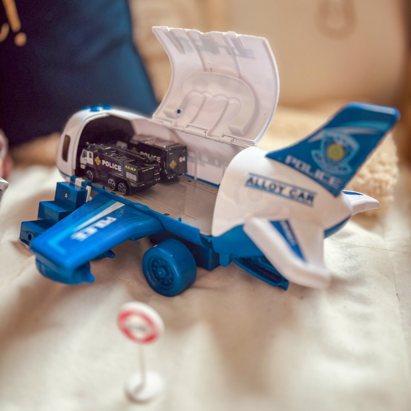 WOOPIE Išskleidžiamas lėktuvas-transporteris Policija su 3 policijos automobiliais XL rinkinys kelio ženklai 5 WOOPIE Išskleidžiamas lėktuvas-transporteris Policija su 3 policijos automobiliais XL rinkinys kelio ženklai 5