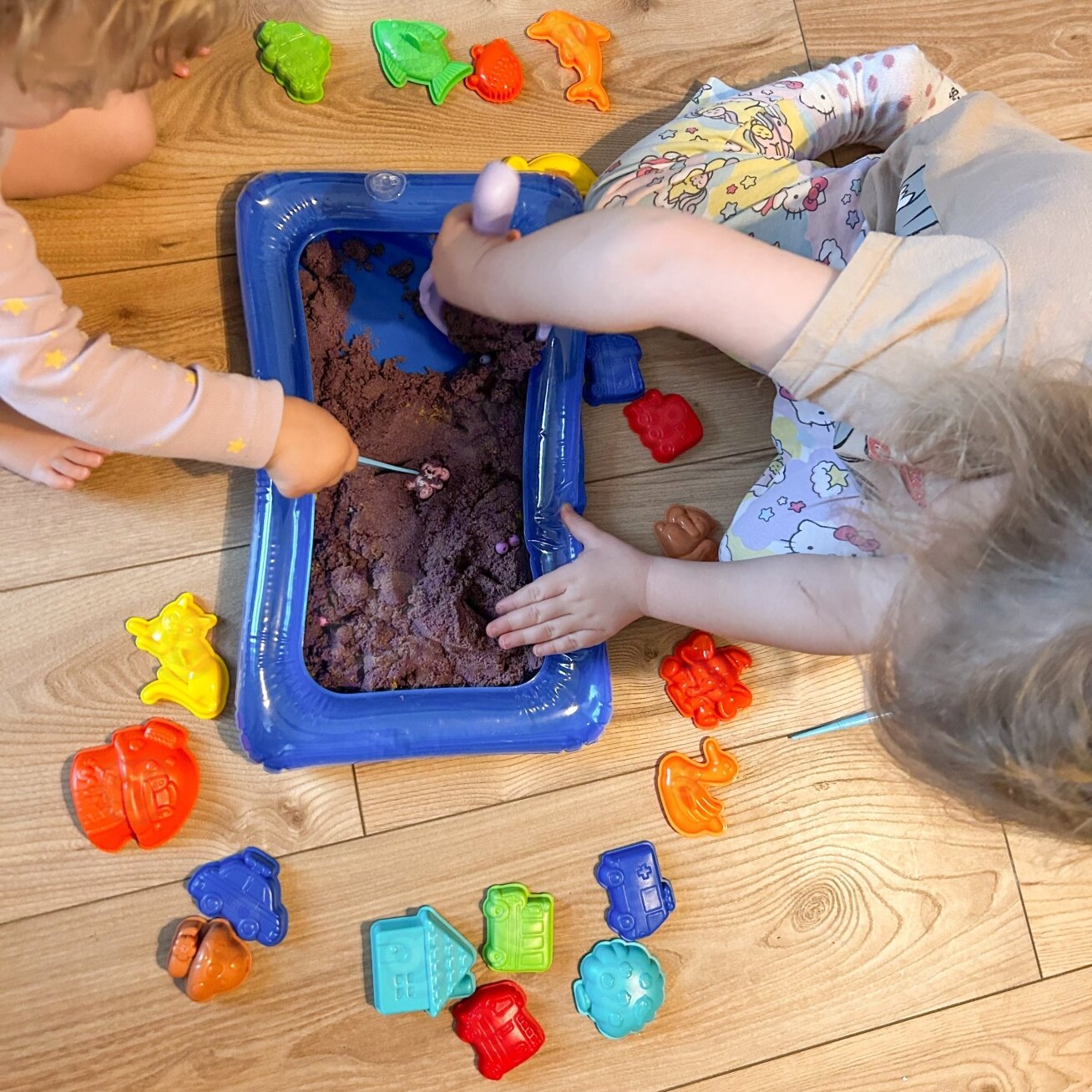 WOOPIE Kinetinis smėlis 0,8 kg rinkinys krepšelyje su formelėmis +  / 3