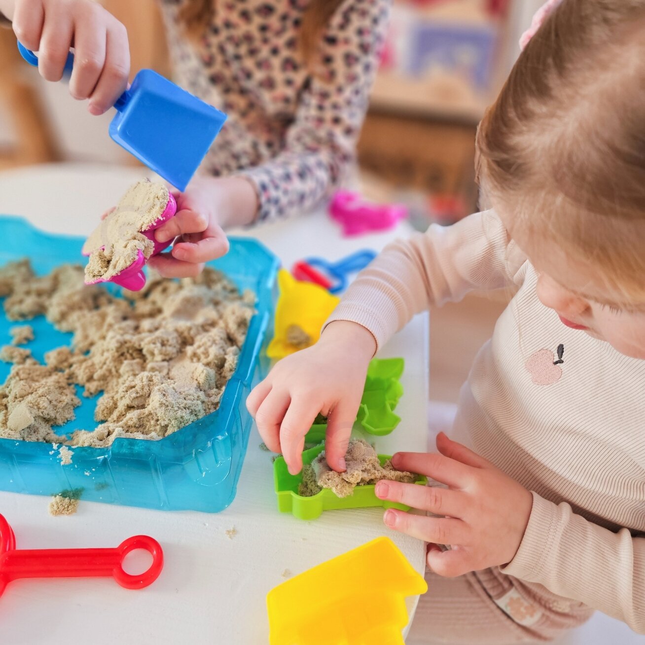 WOOPIE Kinetinis smėlis 0,5 kg rinkinys staliukas su formelėmis 4 WOOPIE Kinetinis smėlis 0,5 kg rinkinys staliukas su formelėmis 4