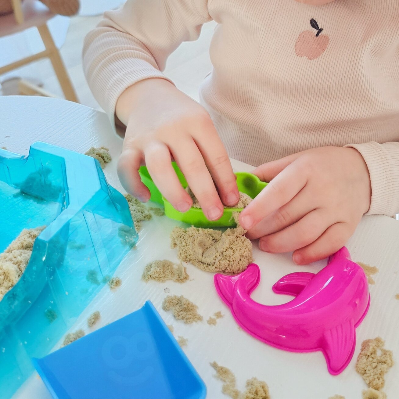 WOOPIE Kinetinis smėlis 0,5 kg rinkinys staliukas su formelėmis 6 WOOPIE Kinetinis smėlis 0,5 kg rinkinys staliukas su formelėmis 6