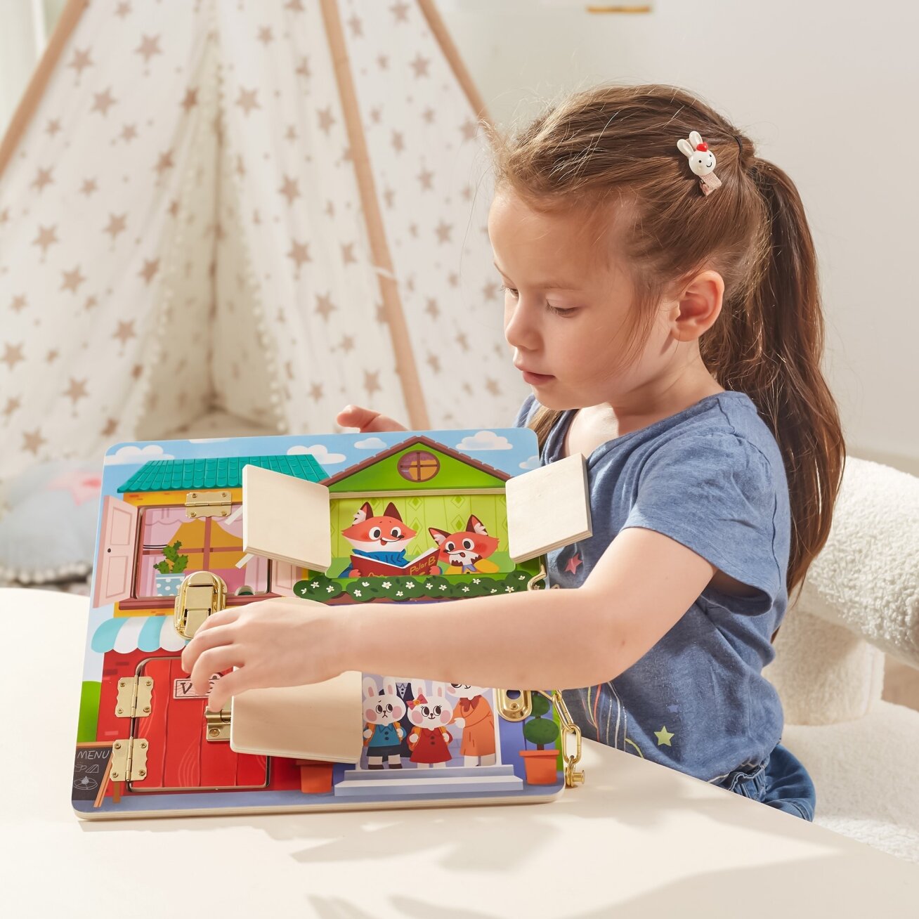 VIGA medinė manipuliacinė lenta – spynų ir skląsčių atidarymas, Montessori namelis 2 VIGA medinė manipuliacinė lenta – spynų ir skląsčių atidarymas, Montessori namelis 2