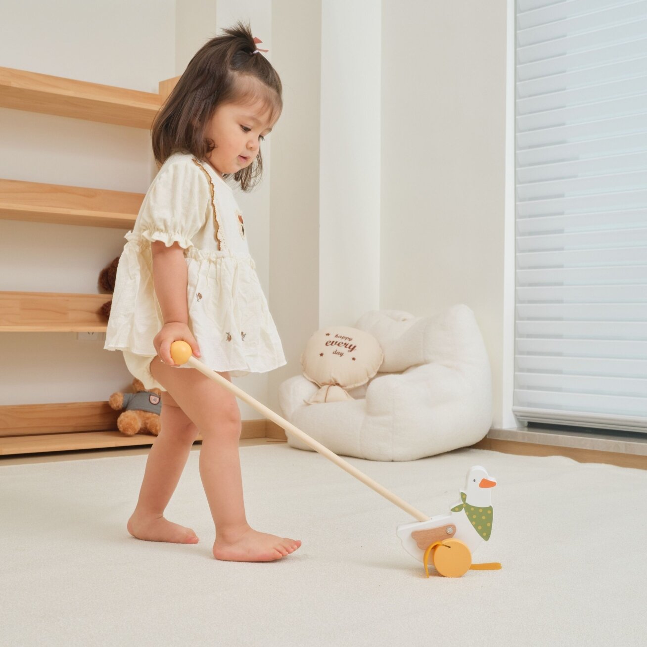 VIGA PolarB medinė stumiama žąsis – stumdukas ant lazdelės vaikams 18m+ 2 VIGA PolarB medinė stumiama žąsis – stumdukas ant lazdelės vaikams 18m+ 2