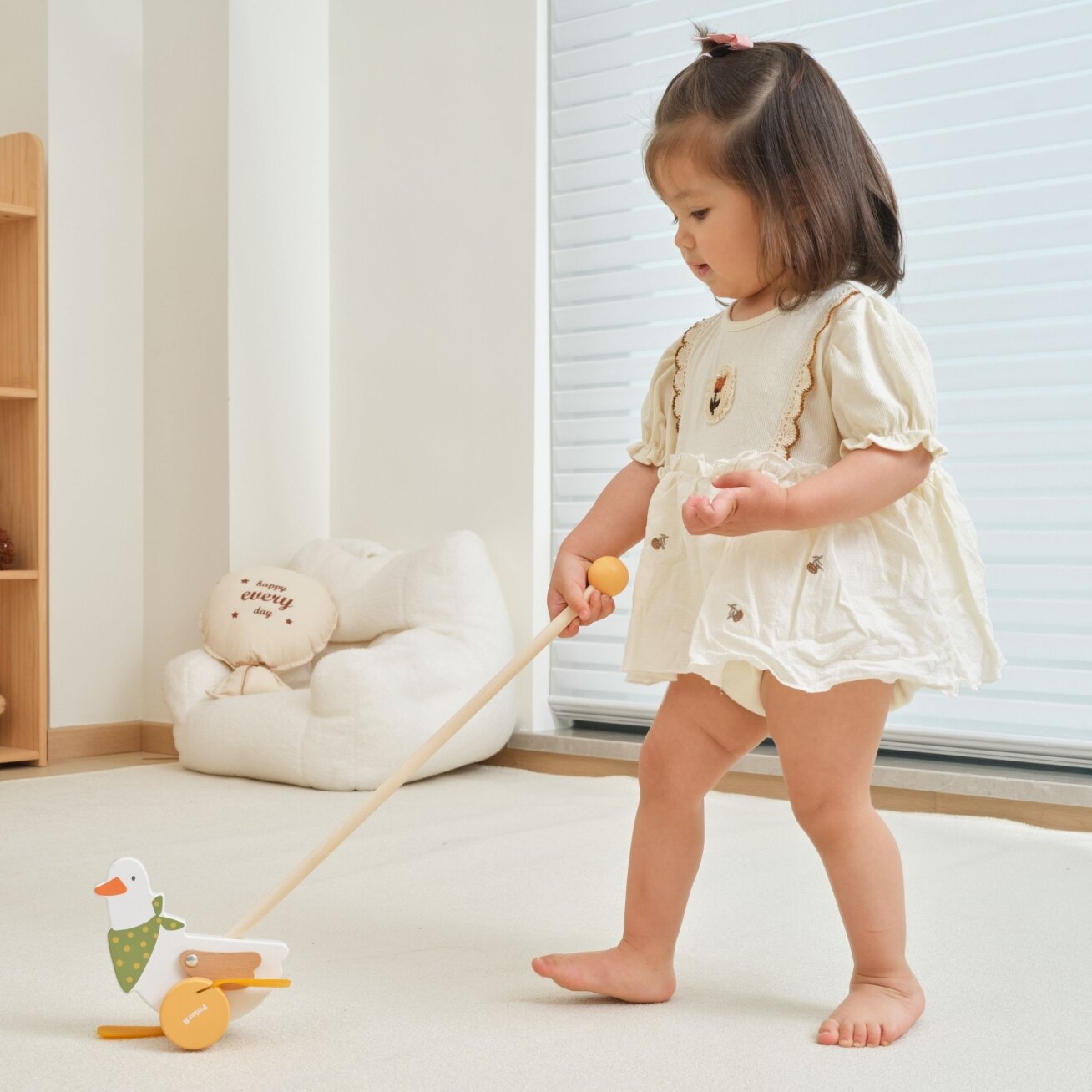 VIGA PolarB medinė stumiama žąsis – stumdukas ant lazdelės vaikams 18m+ 3 VIGA PolarB medinė stumiama žąsis – stumdukas ant lazdelės vaikams 18m+ 3