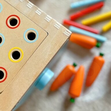 WOOPIE GREEN Medinis edukacinis stalčiukas 4in1 Montessori rūšiuoklis Žaidimas su morkomis FSC