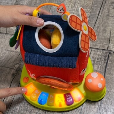 WOOPIE BABY Interaktyvus Fermos Namelis Rūšiuoklė Pianinas + 7 Edukaciniai Pliušiniai Žaisliukai