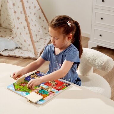 VIGA medinė manipuliacinė lenta – spynų ir skląsčių atidarymas, Montessori namelis