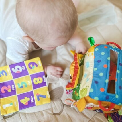 WOOPIE BABY edukacinis sensorinis žaislas Ponia Etiketė Servetėlių dėžutė 3 WOOPIE BABY edukacinis sensorinis žaislas Ponia Etiketė Servetėlių dėžutė 3