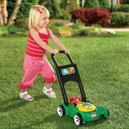 Vaikiška „Little Tikes“ žoliapjovė – interaktyvus stumiamas sodo žaislas 1 Vaikiška „Little Tikes“ žoliapjovė – interaktyvus stumiamas sodo žaislas 1