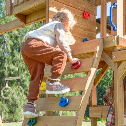 AXI Mitch žaidimų bokštas – Didelė medinė žaidimų aikštelė su čiuožykla, sūpynėmis, laipiojimo sienele + bokštu 19 AXI Mitch žaidimų bokštas – Didelė medinė žaidimų aikštelė su čiuožykla, sūpynėmis, laipiojimo sienele + bokštu 19