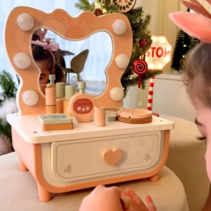 TOOKY TOY Medinė tualetinis staliukas Drugelis, priedai, veidrodis su LED apšvietimu + kosmetika 2 TOOKY TOY Medinė tualetinis staliukas Drugelis, priedai, veidrodis su LED apšvietimu + kosmetika 2