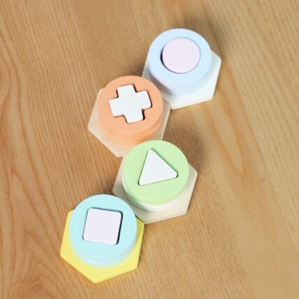 CLASSIC WORLD Montessori formų ir spalvų rūšiuoklis – bokšto dėlionė 2 CLASSIC WORLD Montessori formų ir spalvų rūšiuoklis – bokšto dėlionė 2