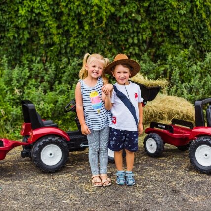 FALK pedalinis traktorius Valtra S4 su kaušu ir priekaba 3–7 m. 3 FALK pedalinis traktorius Valtra S4 su kaušu ir priekaba 3–7 m. 3