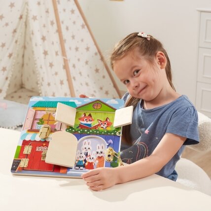 VIGA medinė manipuliacinė lenta – spynų ir skląsčių atidarymas, Montessori namelis 3