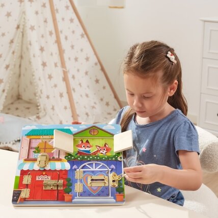 VIGA medinė manipuliacinė lenta – spynų ir skląsčių atidarymas, Montessori namelis 4