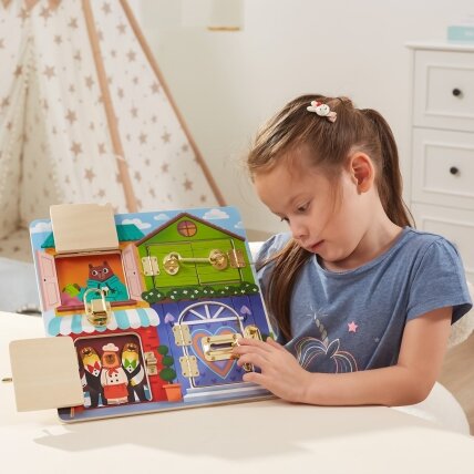 VIGA medinė manipuliacinė lenta – spynų ir skląsčių atidarymas, Montessori namelis 5