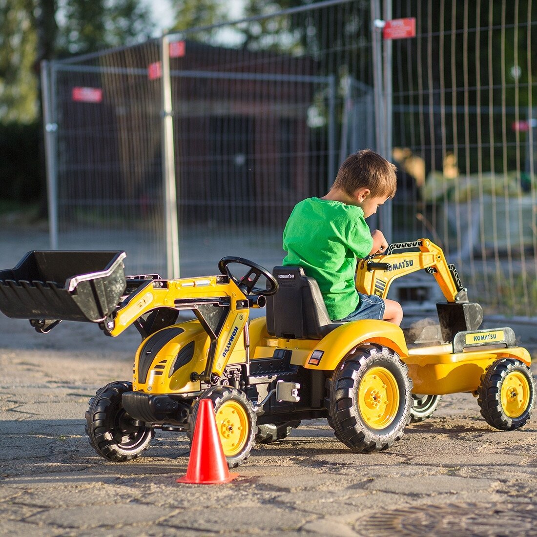FALK pedalinis traktorius Komatsu ekskavatorius-krautuvas su priekaba 3–7 m. 4 FALK pedalinis traktorius Komatsu ekskavatorius-krautuvas su priekaba 3–7 m. 4