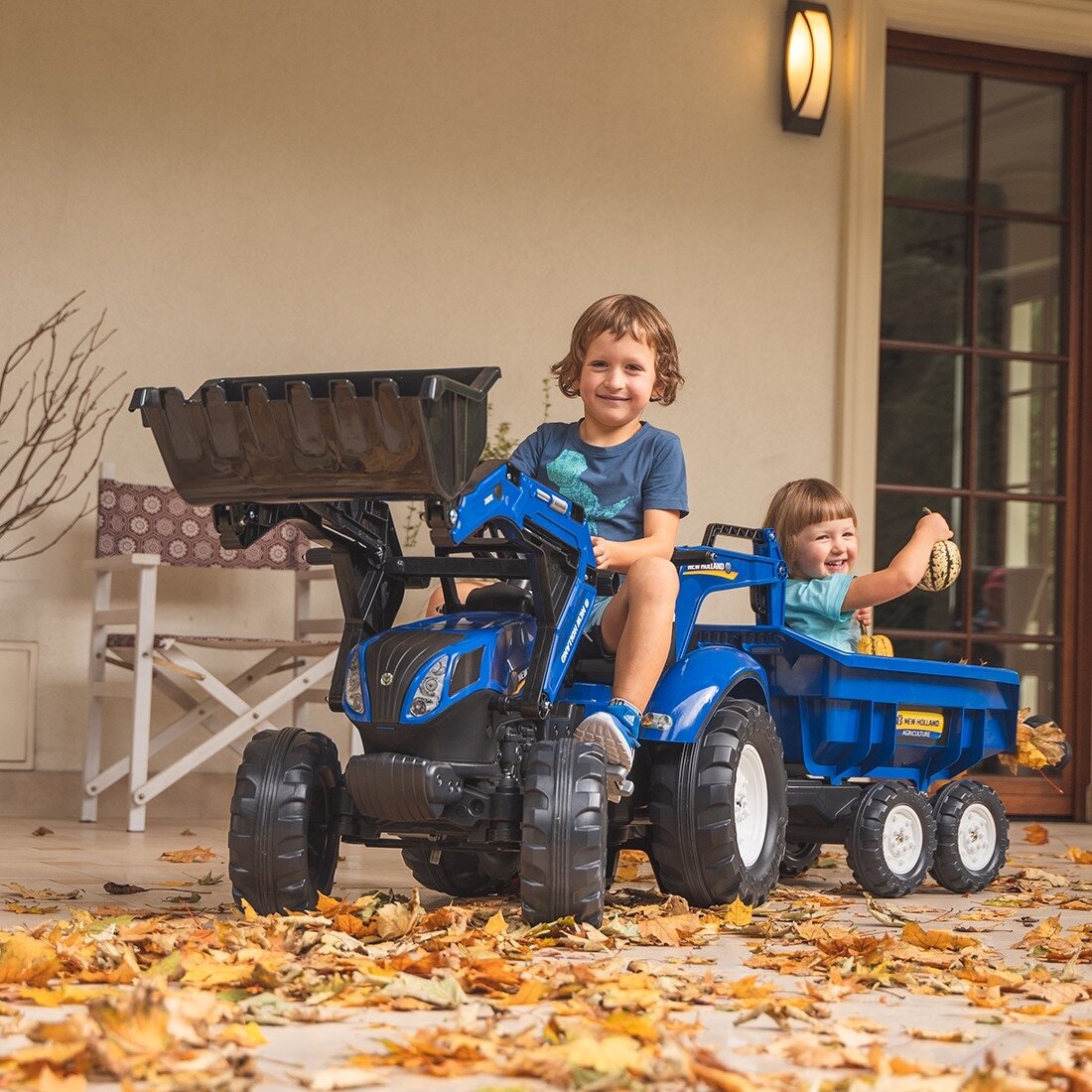 FALK pedalinis traktorius New Holland T8 su ekskavatorium ir priekaba 3–7 m. 2 FALK pedalinis traktorius New Holland T8 su ekskavatorium ir priekaba 3–7 m. 2