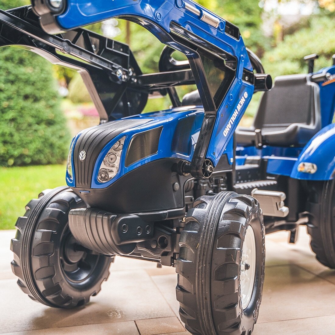 FALK pedalinis traktorius New Holland T8 su ekskavatorium ir priekaba 3–7 m. 3 FALK pedalinis traktorius New Holland T8 su ekskavatorium ir priekaba 3–7 m. 3