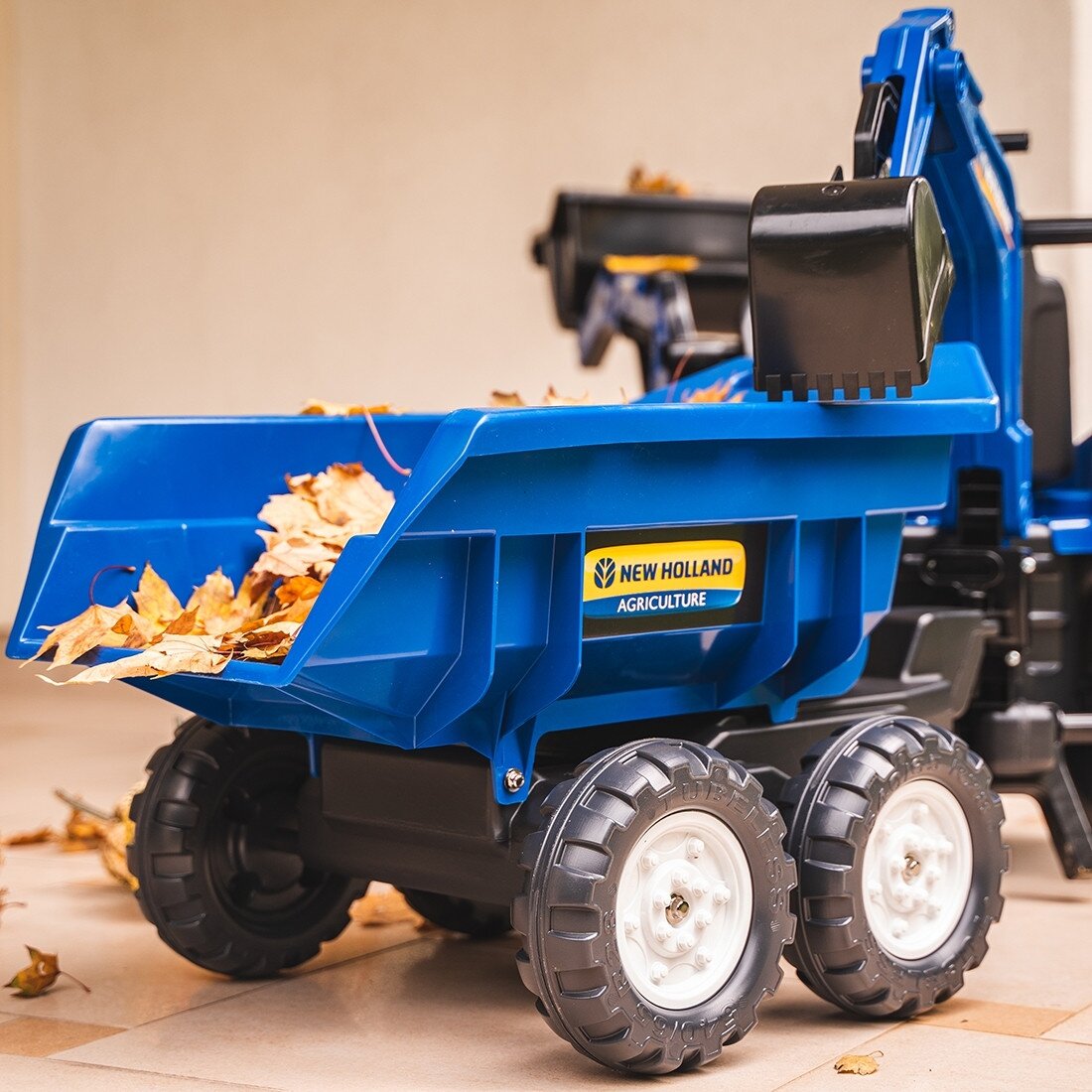 FALK pedalinis traktorius New Holland T8 su ekskavatorium ir priekaba 3–7 m. 4 FALK pedalinis traktorius New Holland T8 su ekskavatorium ir priekaba 3–7 m. 4