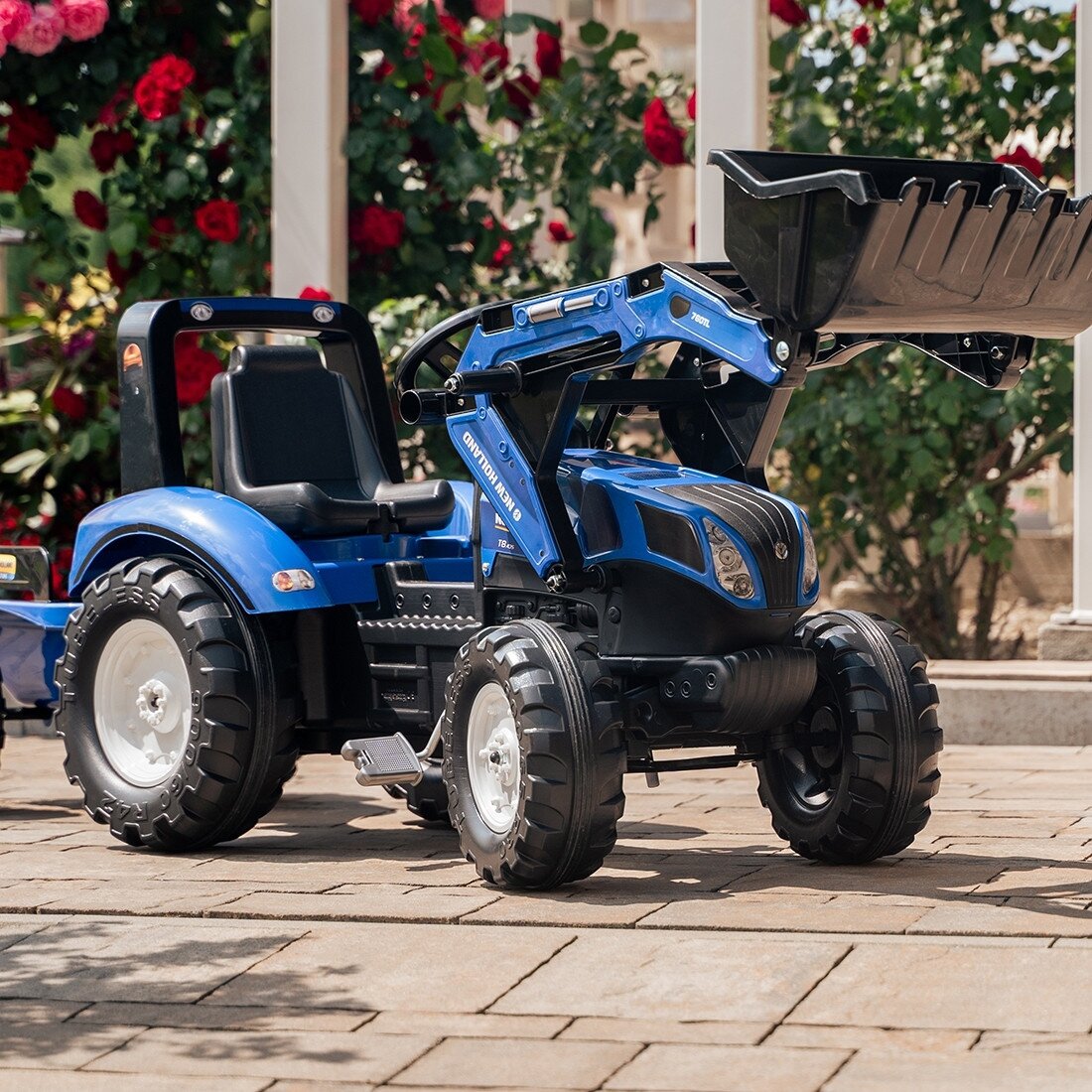 FALK pedalinis traktorius New Holland T8 su kaušu ir priekaba 3–7 m. 2 FALK pedalinis traktorius New Holland T8 su kaušu ir priekaba 3–7 m. 2