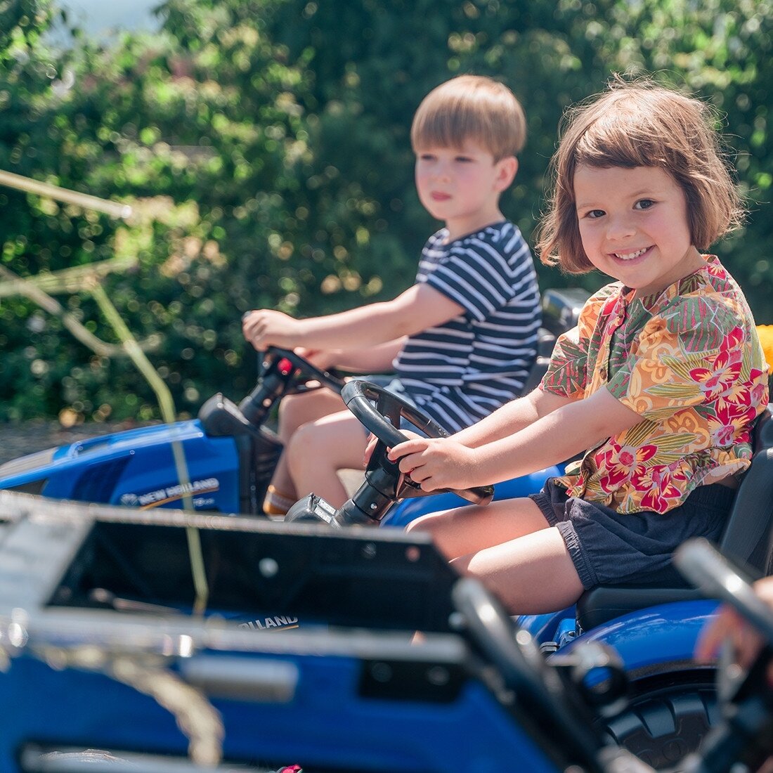 FALK pedalinis traktorius New Holland T8 su kaušu ir priekaba 3–7 m. 3 FALK pedalinis traktorius New Holland T8 su kaušu ir priekaba 3–7 m. 3