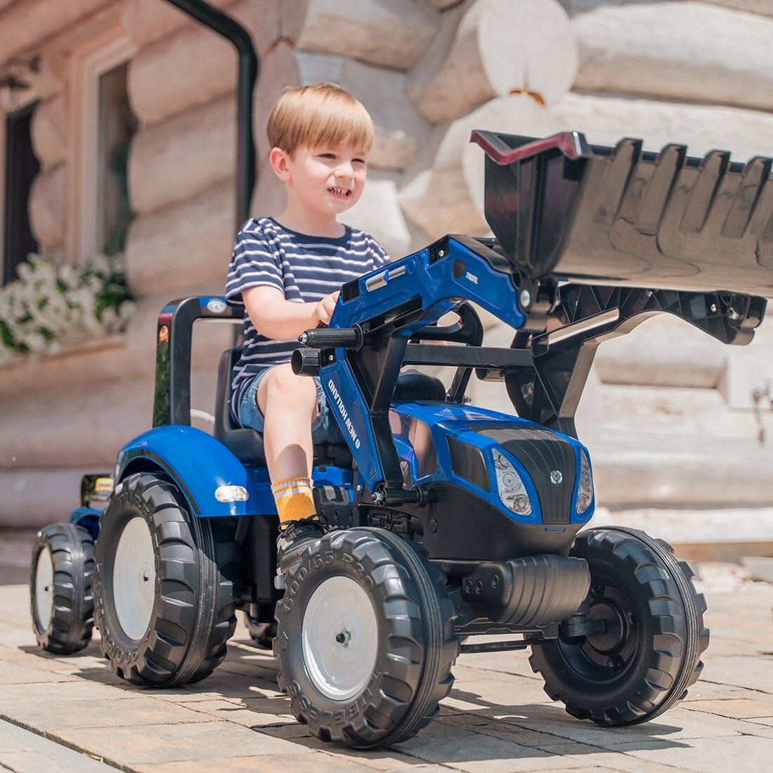 FALK pedalinis traktorius New Holland T8 su kaušu ir priekaba 3–7 m. 4 FALK pedalinis traktorius New Holland T8 su kaušu ir priekaba 3–7 m. 4