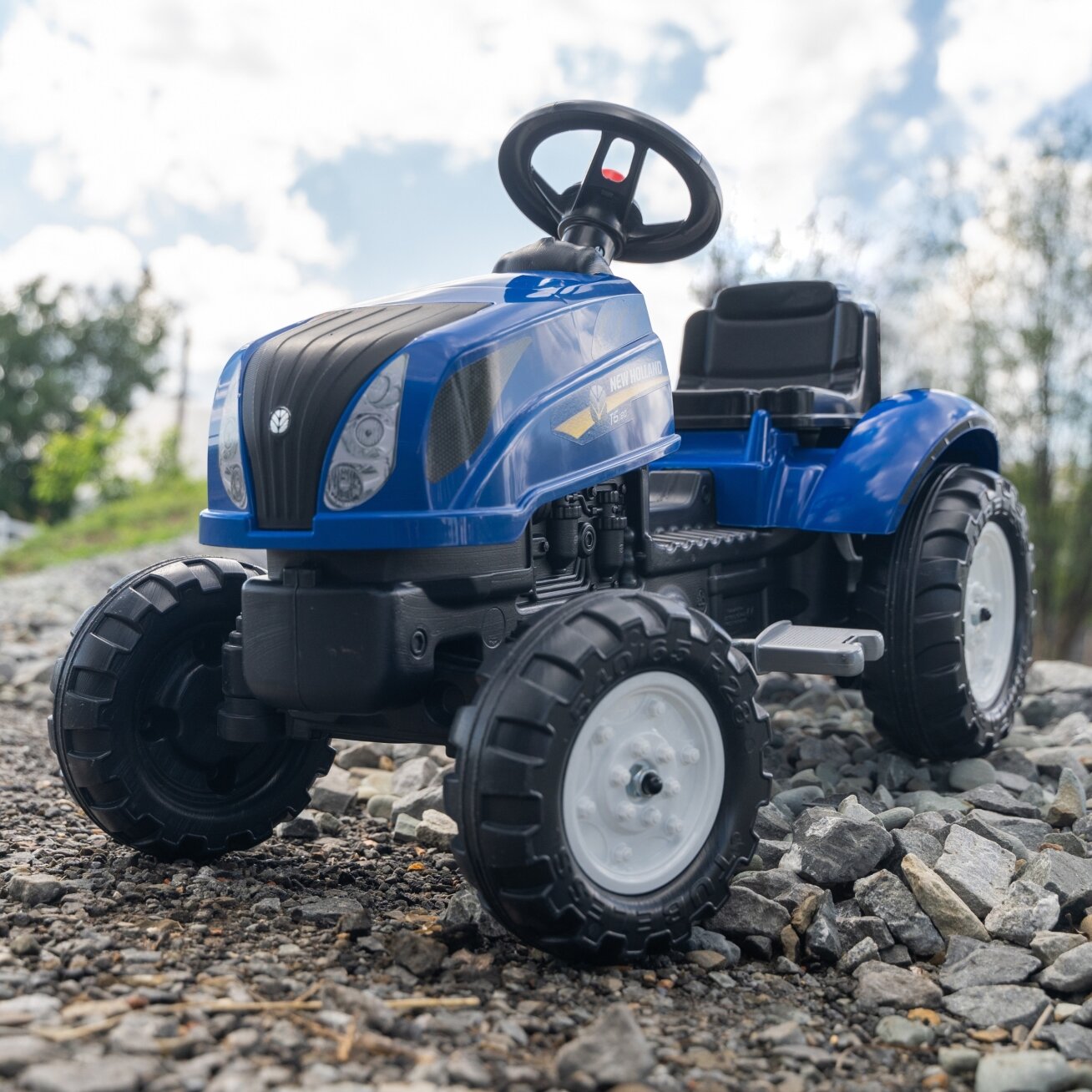 FALK pedalinis traktorius New Holland su priekaba ir atidaromu variklio dangčiu 2–5 m. 12 FALK pedalinis traktorius New Holland su priekaba ir atidaromu variklio dangčiu 2–5 m. 12