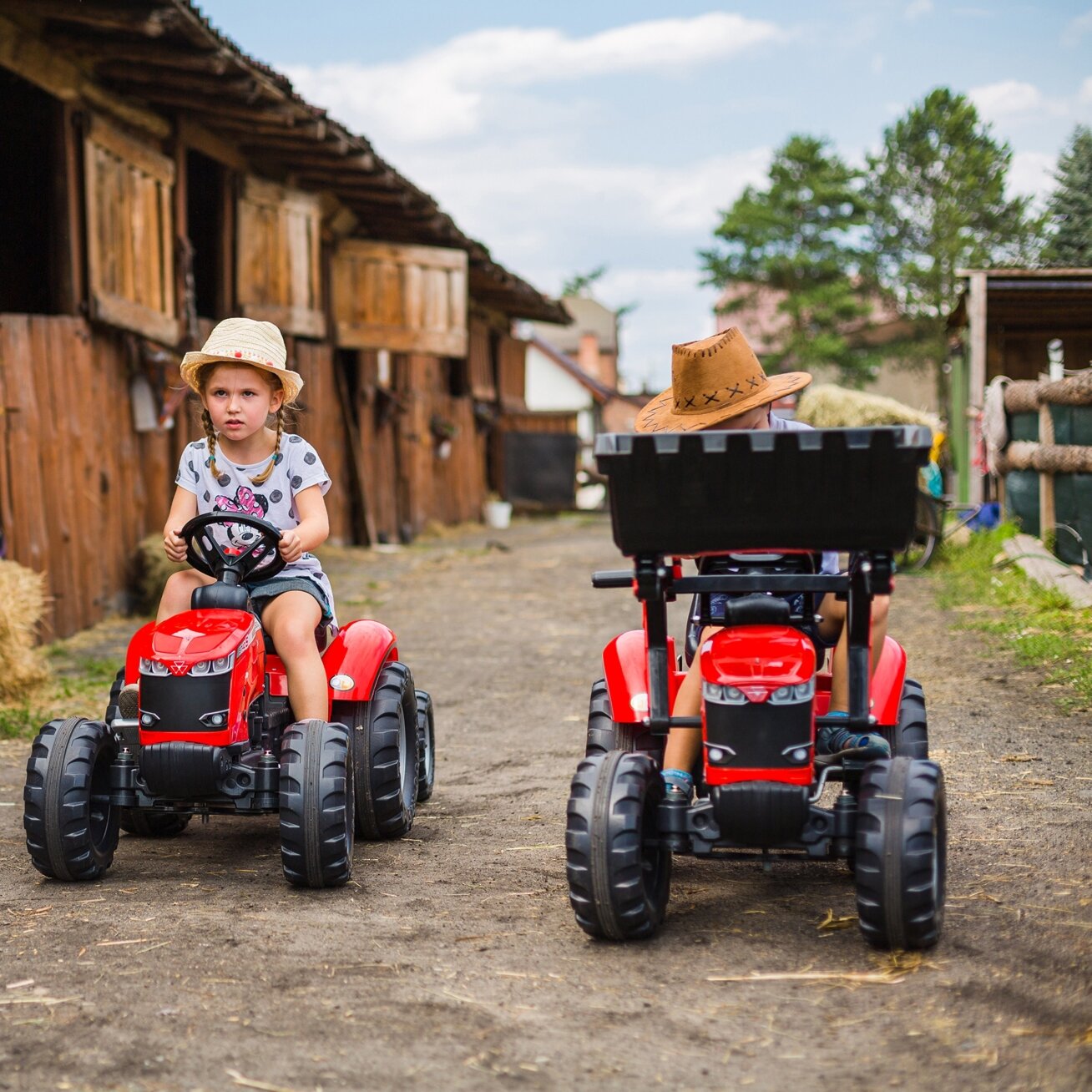 FALK pedalinis traktorius Massey Ferguson 8740S su kaušu ir priekaba 3–7 m. 7